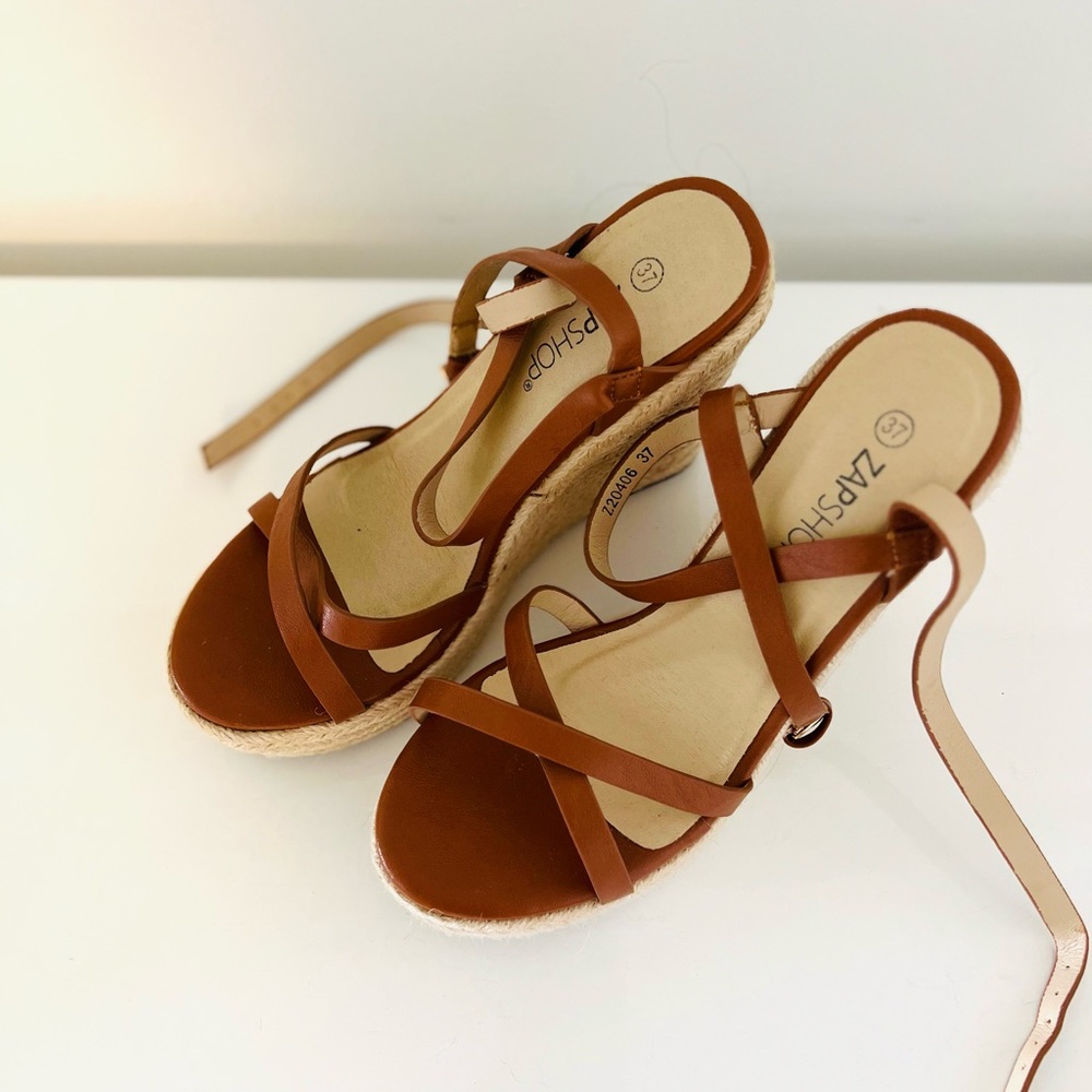 Elegant caramel leather wedges